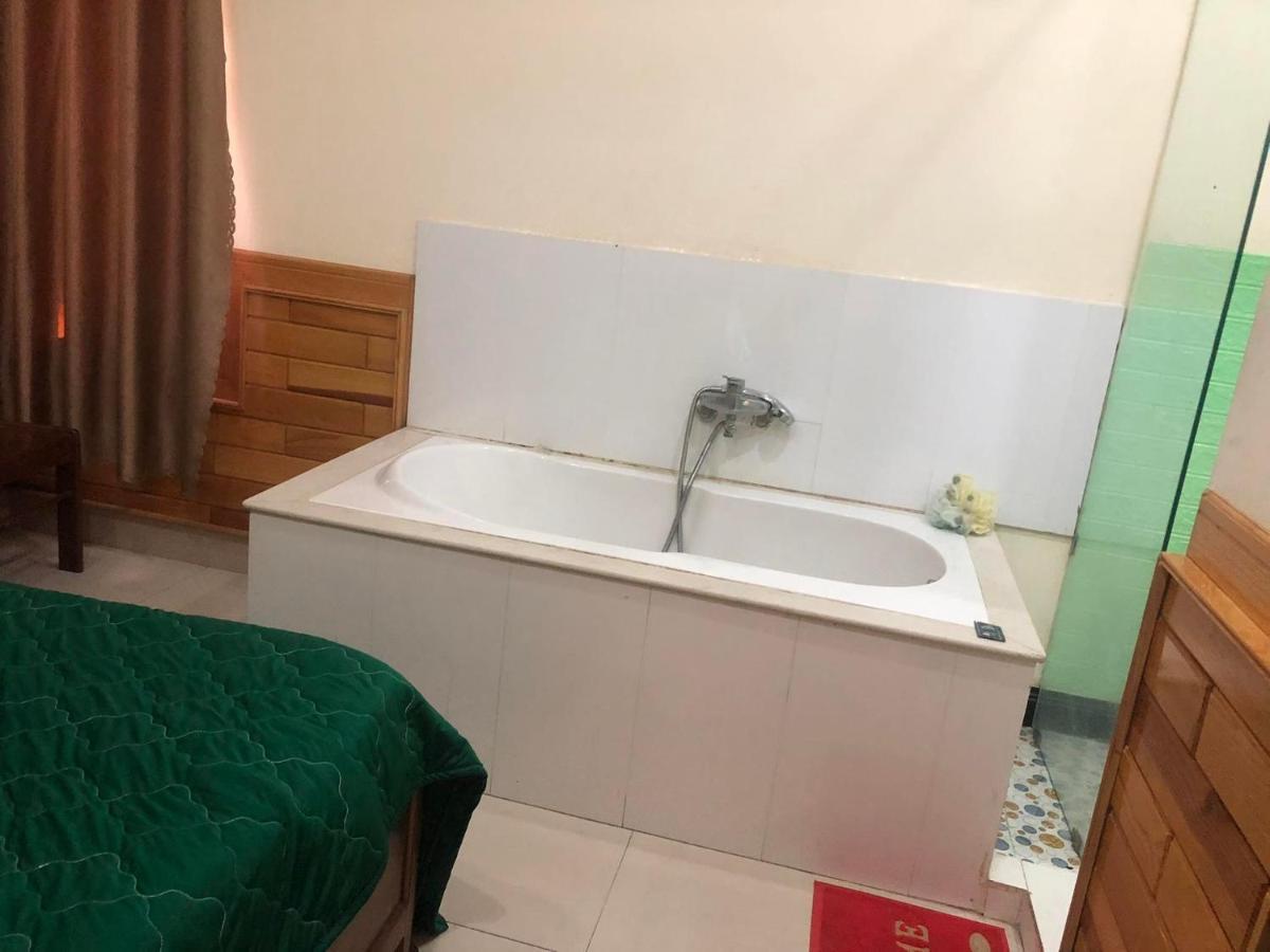 Hoang Gia Bao Hotel Kon Tum Exteriör bild